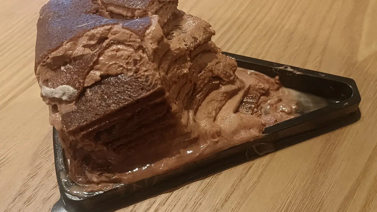 Frydays Cod & Cake – cake shop in Horwich End, Whaley Bridge